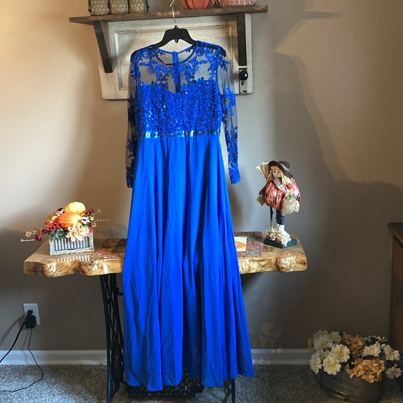 Beautiful Blue Long Dress with Lace and Beading - Picture 5 of 6